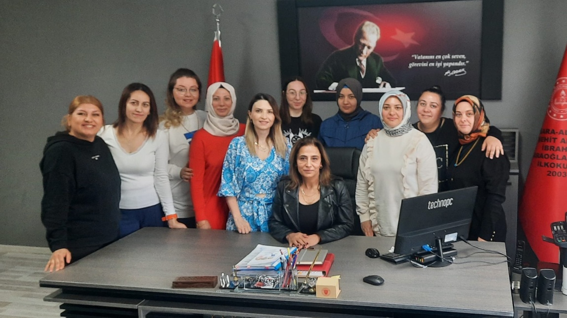 Cilt Bakımı ve Temel Makyaj  meslek edindirme kursumuz okul velilerimizin katılımıyla  devam ediyor.